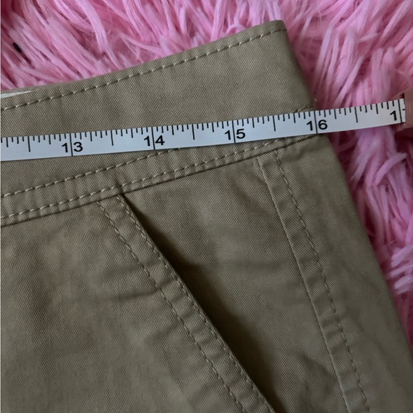 Old Navy sz 4 Regular khaki shorts with front and back pockets - Picture 7 of 8